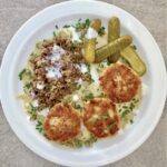 Kotleciki z dorsza zmielonego razem z boczkiem a następnie usmażone i podane w sosie kaparowym.