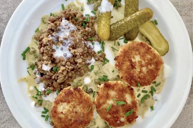 Kotleciki z dorsza zmielonego razem z boczkiem a następnie usmażone i podane w sosie kaparowym.
