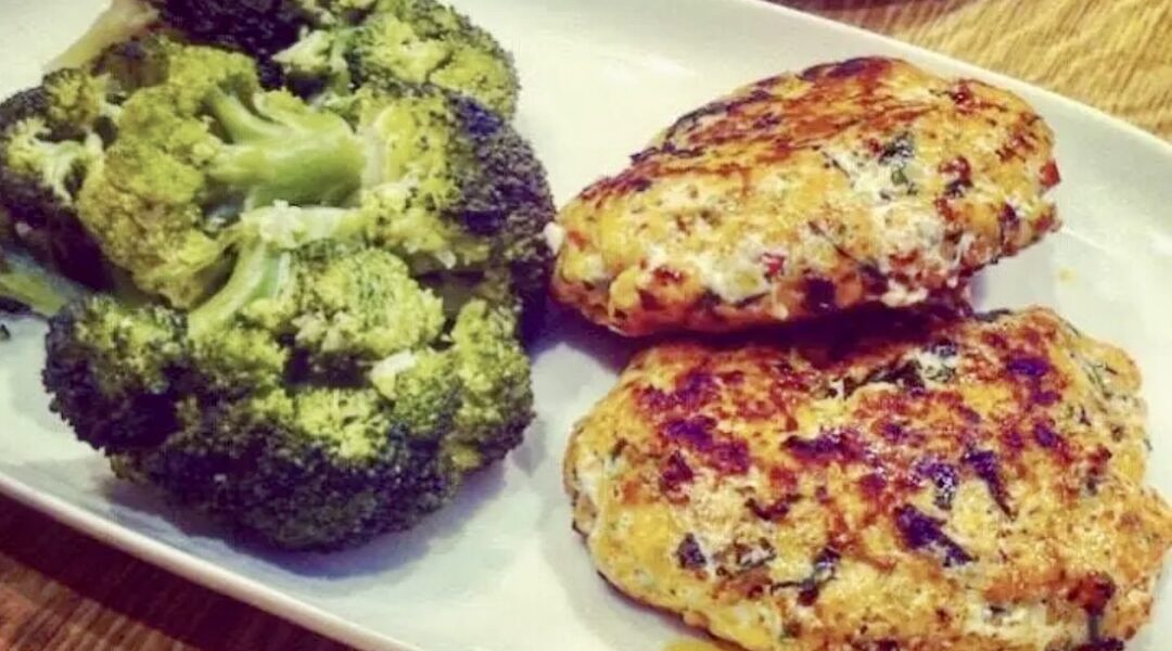 Kotleciki z łososia surowego mielonego zmieszanego z ostrą pastą curry, zmielonymi orzechami i kolendrą, a następnie smażone.