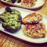 Kotleciki z łososia surowego mielonego zmieszanego z ostrą pastą curry, zmielonymi orzechami i kolendrą, a następnie smażone.