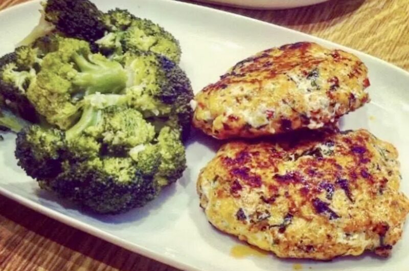 Kotleciki z łososia surowego mielonego zmieszanego z ostrą pastą curry, zmielonymi orzechami i kolendrą, a następnie smażone.