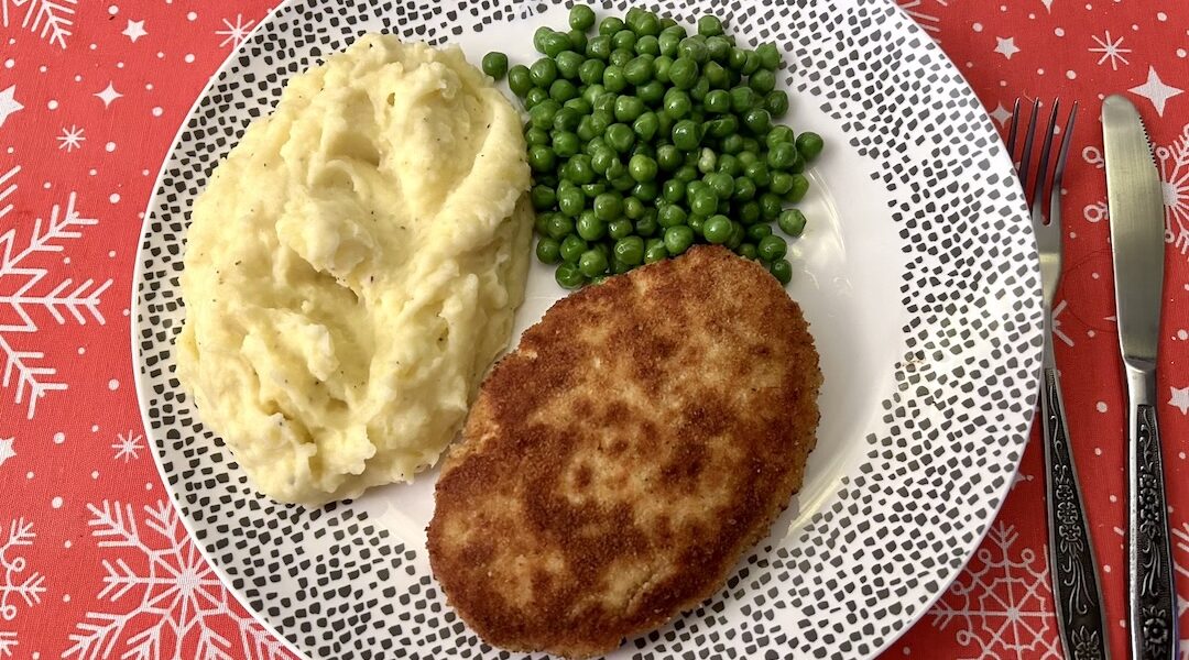 Kotlet pożarski przygotowany z mielonego mięsa z kurczaka wymieszanego z namoczoną bułką, masłem, pianą ubitą z białek jajek.