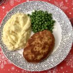 Kotlet pożarski przygotowany z mielonego mięsa z kurczaka wymieszanego z namoczoną bułką, masłem, pianą ubitą z białek jajek.