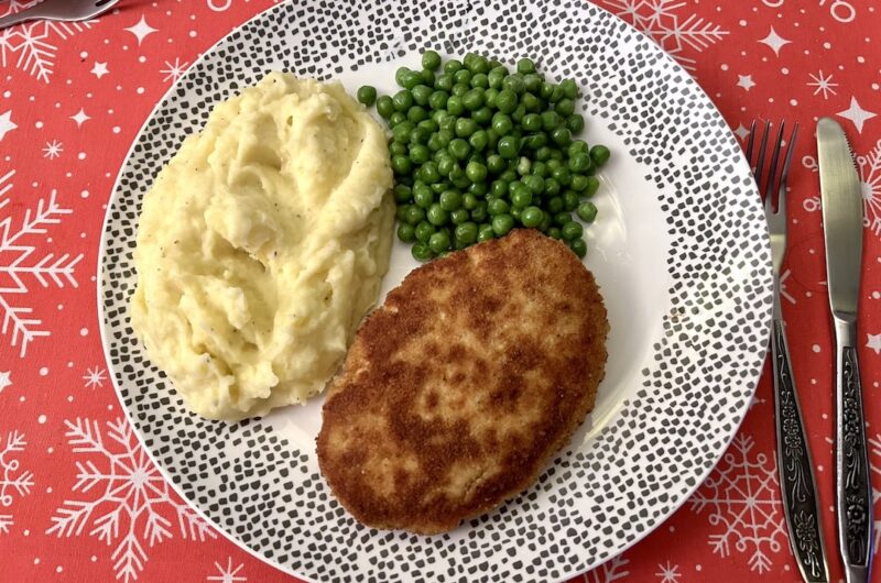Kotlet pożarski przygotowany z mielonego mięsa z kurczaka wymieszanego z namoczoną bułką, masłem, pianą ubitą z białek jajek.