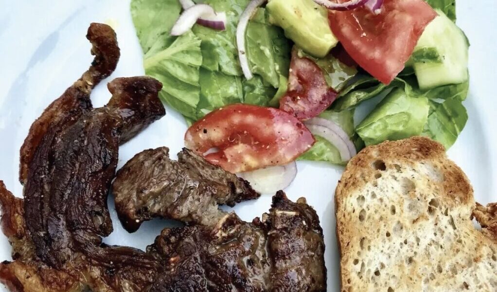 Fantastyczne w smaku kotlety baranie z mięsa dojrzałej owcy doskonale przygotowane z grilla.