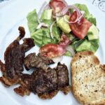 Fantastyczne w smaku kotlety baranie z mięsa dojrzałej owcy doskonale przygotowane z grilla.