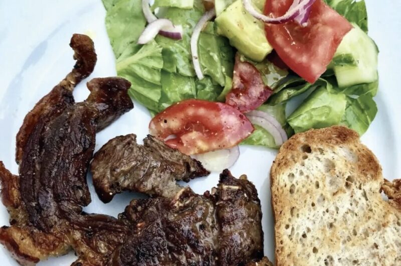 Fantastyczne w smaku kotlety baranie z mięsa dojrzałej owcy doskonale przygotowane z grilla.