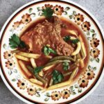 Kotlety cielęce z kostką duszone z fasolką szparagową i suszonym oregano w sosie pomidorowym.