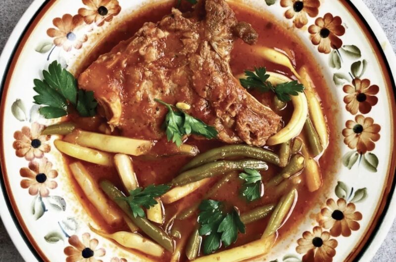 Kotlety cielęce z kostką duszone z fasolką szparagową i suszonym oregano w sosie pomidorowym.