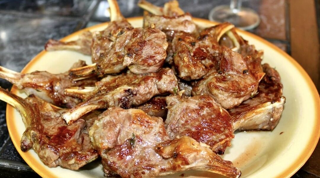 Kotlety jagnięce najpierw marynowane w oliwie z czosnkiem, tymiankiem i rozmarynem, a następnie pieczone z grilla.