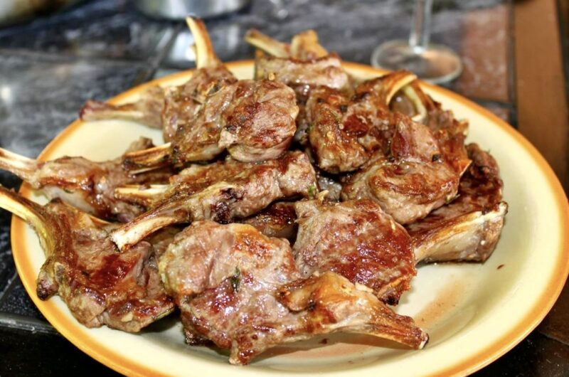 Kotlety jagnięce najpierw marynowane w oliwie z czosnkiem, tymiankiem i rozmarynem, a następnie pieczone z grilla.