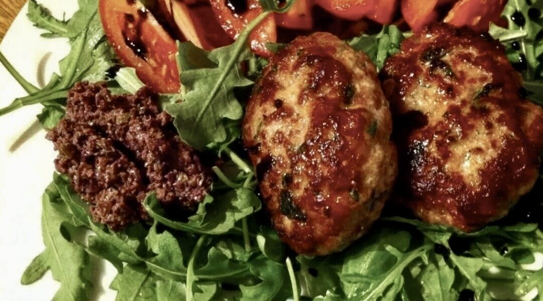 Kotlety mielone przygotowane z wieprzowiny z dodatkiem boczku wędzonego, bułki oraz z anyżem ziarnistym smażone bezpośrednio przed podaniem.