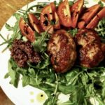 Kotlety mielone przygotowane z wieprzowiny z dodatkiem boczku wędzonego, bułki oraz z anyżem ziarnistym smażone bezpośrednio przed podaniem.