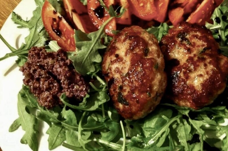 Kotlety mielone przygotowane z wieprzowiny z dodatkiem boczku wędzonego, bułki oraz z anyżem ziarnistym smażone bezpośrednio przed podaniem.