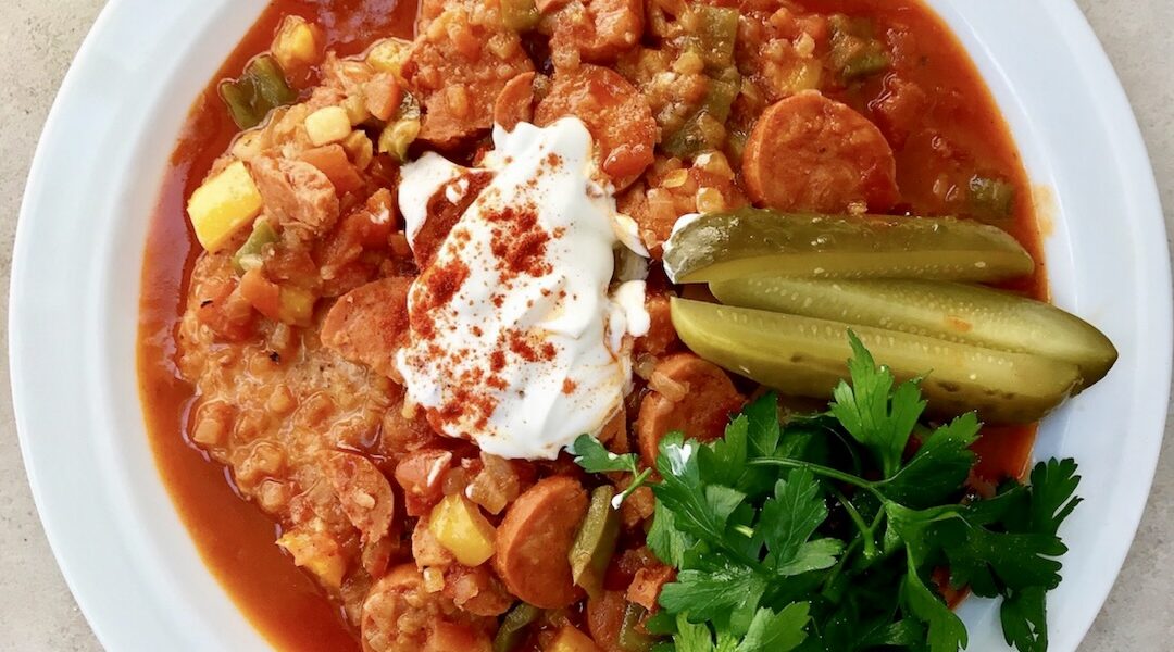 Kotlety schabowe po węgiersku duszone z kiełbaskami debreczynkami, warzywami oraz dużą ilością mielonej słodkiej papryki.