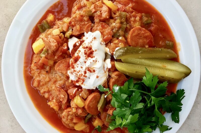 Kotlety schabowe po węgiersku duszone z kiełbaskami debreczynkami, warzywami oraz dużą ilością mielonej słodkiej papryki.