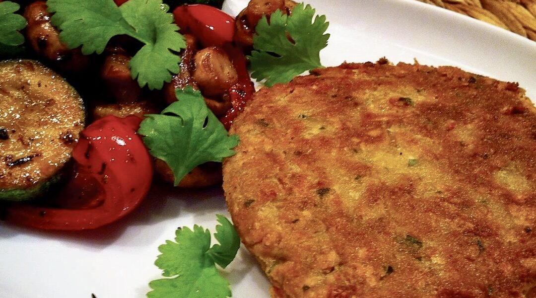 Kotlety wege przygotowane z fasoli i ciecierzycy mielonych razem wzbogacone startym parmezanem.