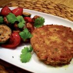 Kotlety wege przygotowane z fasoli i ciecierzycy mielonych razem wzbogacone startym parmezanem.