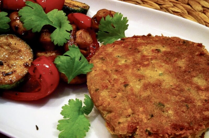 Kotlety wege przygotowane z fasoli i ciecierzycy mielonych razem wzbogacone startym parmezanem.