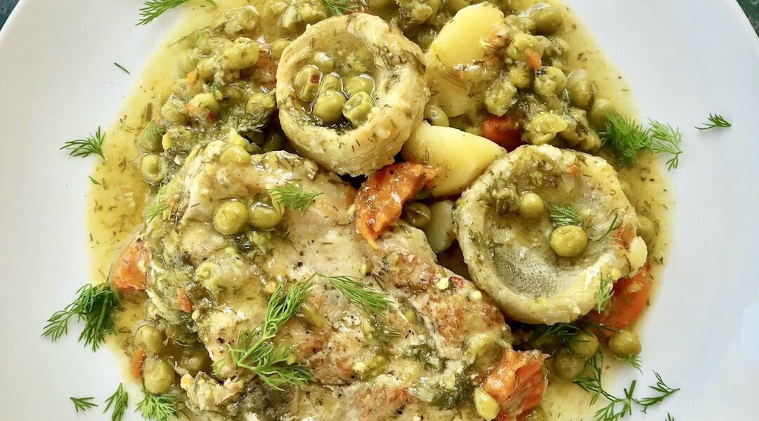 Kotlety wieprzowe duszone razem z karczochami, groszkiem i ziemniakami na koniec skropione sokiem z cytryny.