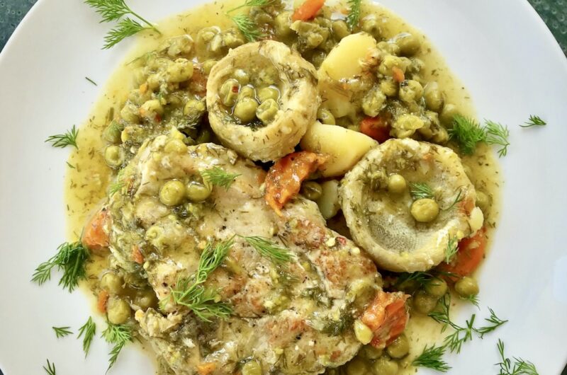 Kotlety wieprzowe duszone razem z karczochami, groszkiem i ziemniakami na koniec skropione sokiem z cytryny.