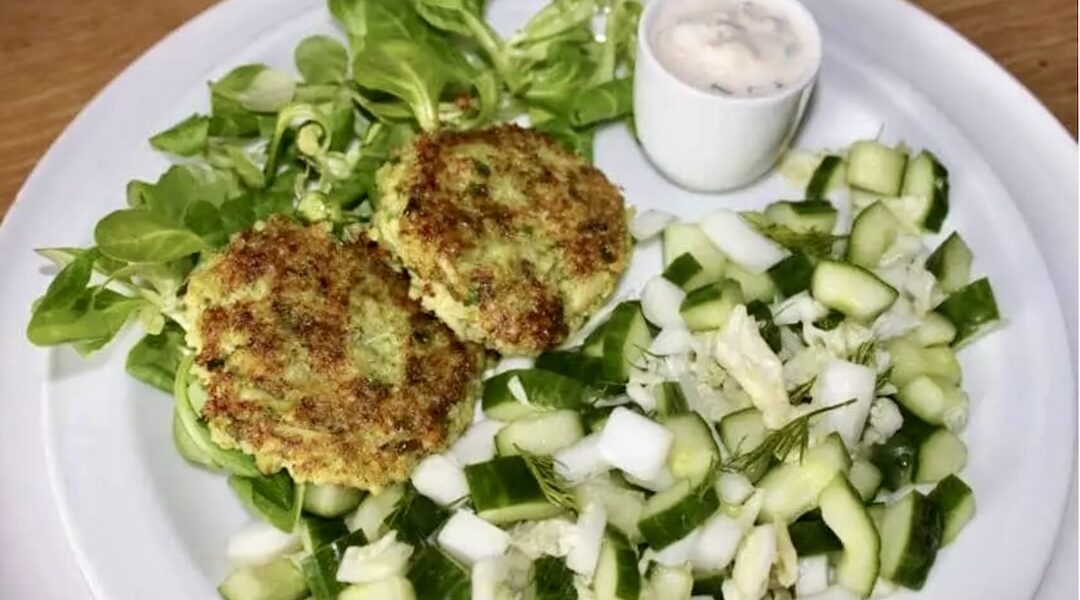 Kotlety przyrządzone z gotowanego brokuła połączonego z ugotowaną kaszą jaglaną oraz z przyprawami, następnie smażone na patelni.