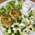 Kotlety przyrządzone z gotowanego brokuła połączonego z ugotowaną kaszą jaglaną oraz z przyprawami, następnie smażone na patelni.