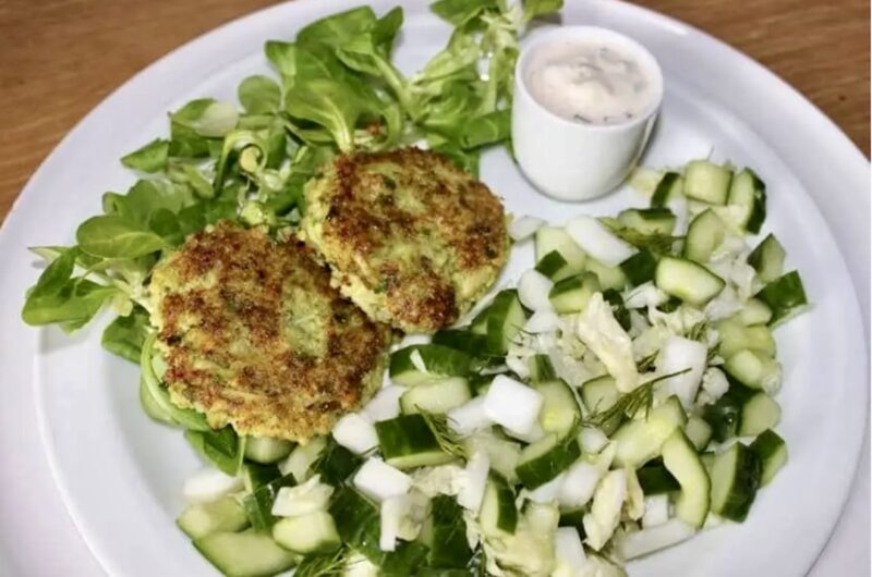 Kotlety przyrządzone z gotowanego brokuła połączonego z ugotowaną kaszą jaglaną oraz z przyprawami, następnie smażone na patelni.