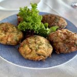 Placki z cukinii czyli starte cukinie zmieszane z serem feta oraz świeżymi ziołami, a następnie formowane w placki i smażone.