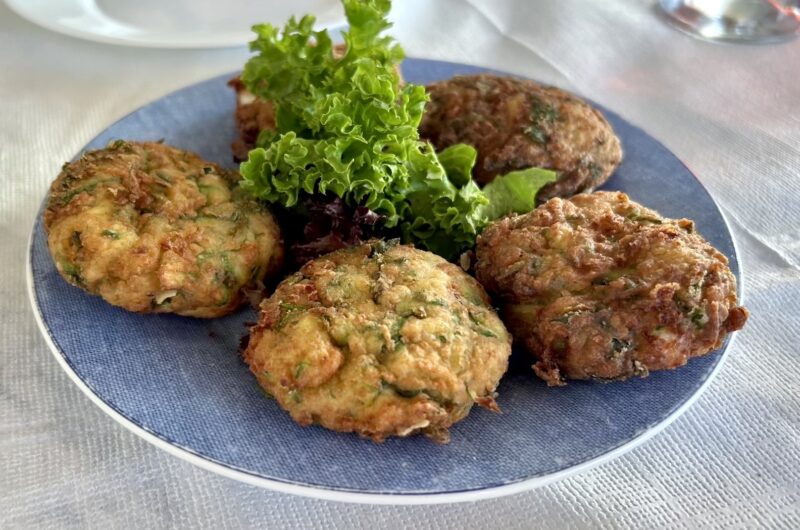 Placki z cukinii czyli starte cukinie zmieszane z serem feta oraz świeżymi ziołami, a następnie formowane w placki i smażone.