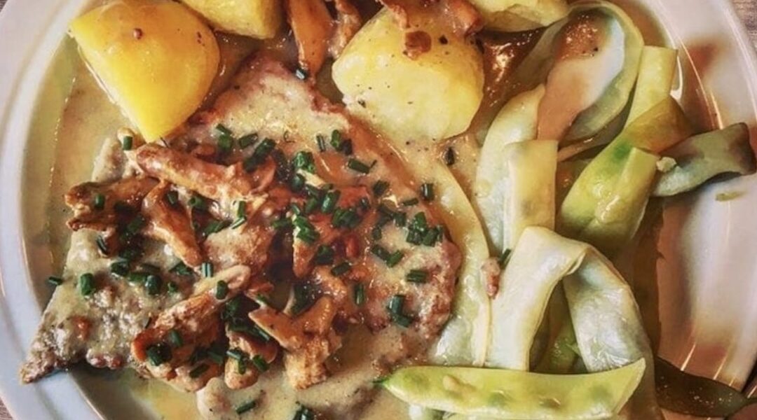 Kotlety z indyka smażone saute, a następnie duszone w aromatycznym sosie kurkowym, na koniec doprawione słodką śmietanką.