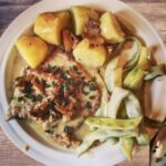 Kotlety z indyka smażone saute, a następnie duszone w aromatycznym sosie kurkowym, na koniec doprawione słodką śmietanką.