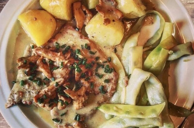 Kotlety z indyka smażone saute, a następnie duszone w aromatycznym sosie kurkowym, na koniec doprawione słodką śmietanką.