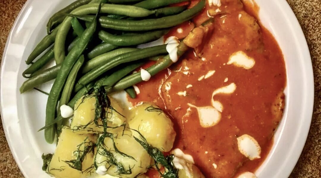 Kotlety z indyka krótko duszone w sosie paprykowym z dodatkiem śmietany.