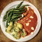 Kotlety z indyka krótko duszone w sosie paprykowym z dodatkiem śmietany.