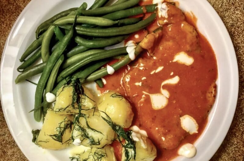 Kotlety z indyka krótko duszone w sosie paprykowym z dodatkiem śmietany.