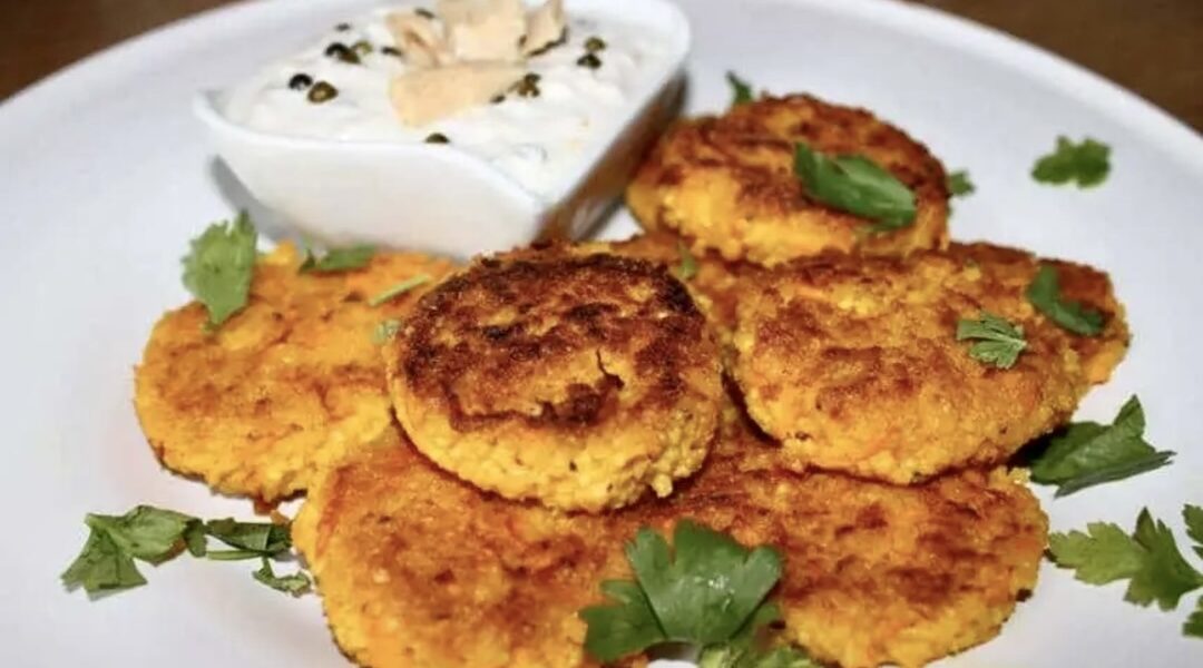 Kotlety przygotowane z startej marchewki i ugotowanej kaszy jaglanej z dodatkiem kurkumy i mielonej papryki.