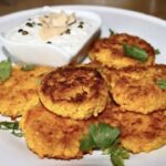 Kotlety przygotowane z startej marchewki i ugotowanej kaszy jaglanej z dodatkiem kurkumy i mielonej papryki.