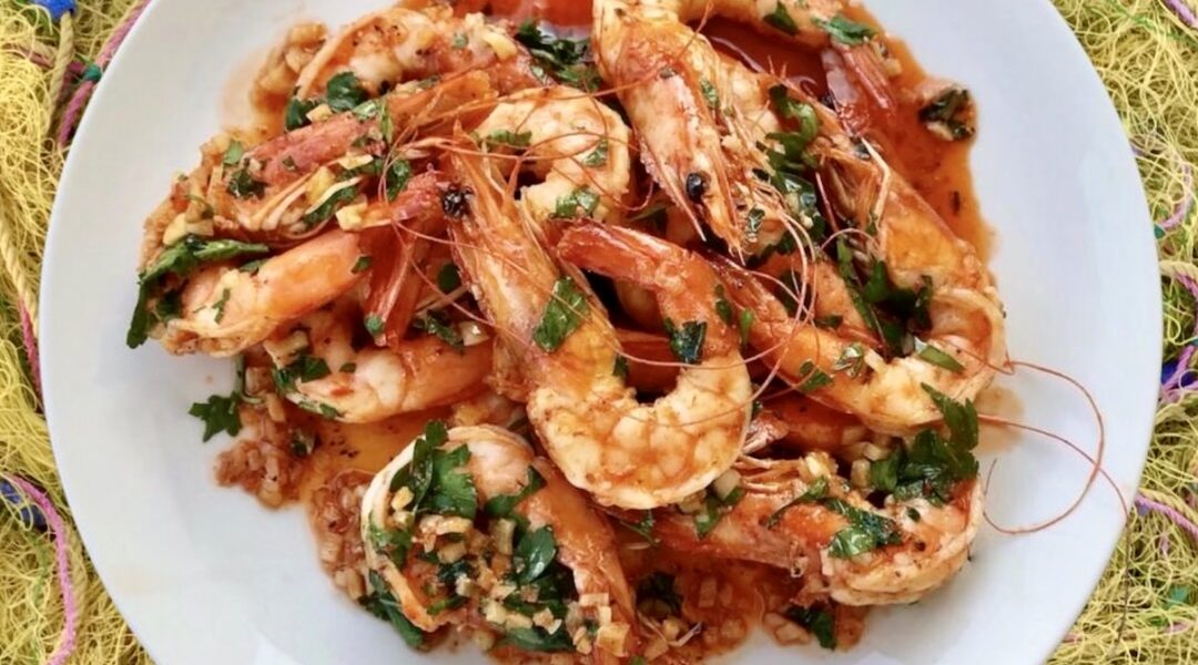 Duże krewetki przygotowane po hiszpańsku, czyli smażone krótko w dużej ilości oliwy z dodatkiem czosnku i natki pietruszki podawane ze świeżym pieczywem.