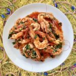 Duże krewetki przygotowane po hiszpańsku, czyli smażone krótko w dużej ilości oliwy z dodatkiem czosnku i natki pietruszki podawane ze świeżym pieczywem.