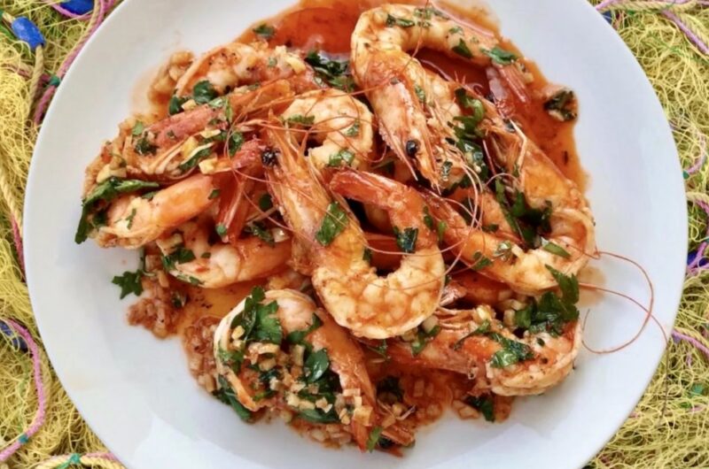 Duże krewetki przygotowane po hiszpańsku, czyli smażone krótko w dużej ilości oliwy z dodatkiem czosnku i natki pietruszki podawane ze świeżym pieczywem.