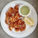 Krewetki obrane i smażone krótko na oliwie z czosnkiem na koniec posypane mieloną słodką papryką.