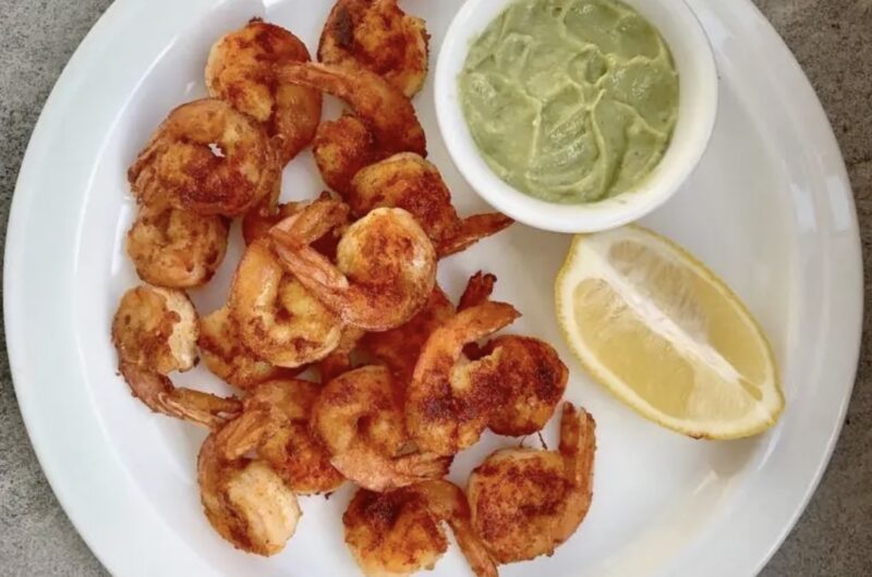 Krewetki obrane i smażone krótko na oliwie z czosnkiem na koniec posypane mieloną słodką papryką.