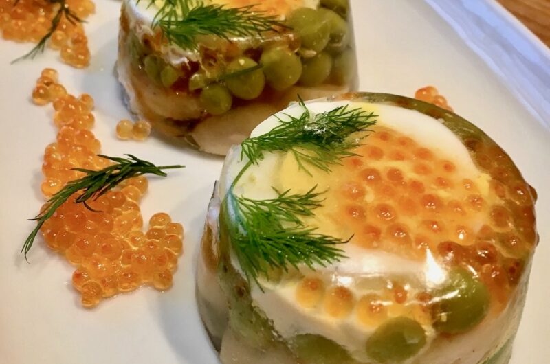 Krewetki w galarecie z dodatkiem pieczarek marynowanych, jajek oraz świeżego ogórka i kawioru.