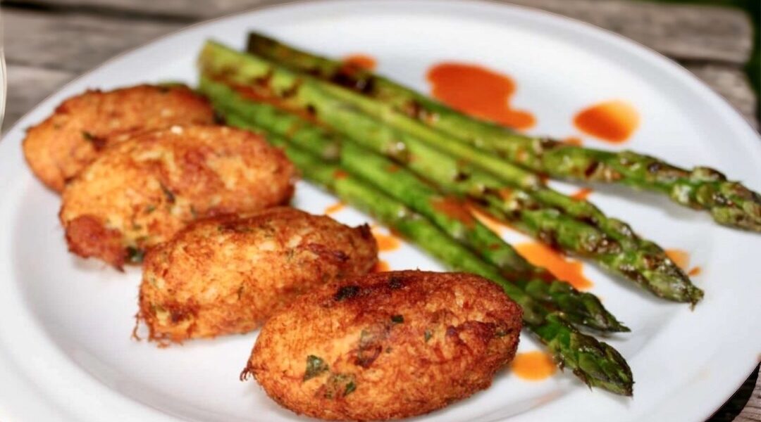 Krokiety z dorsza suszonego gotowanego i połączonego z gotowanymi ziemniakami doprawione gałką muszkatołową i smażone krótko w głębokim tłuszczu.