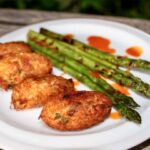 Krokiety z dorsza suszonego gotowanego i połączonego z gotowanymi ziemniakami doprawione gałką muszkatołową i smażone krótko w głębokim tłuszczu.