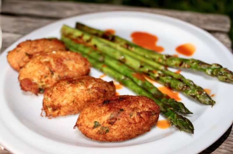 Krokiety z dorsza suszonego gotowanego i połączonego z gotowanymi ziemniakami doprawione gałką muszkatołową i smażone krótko w głębokim tłuszczu.