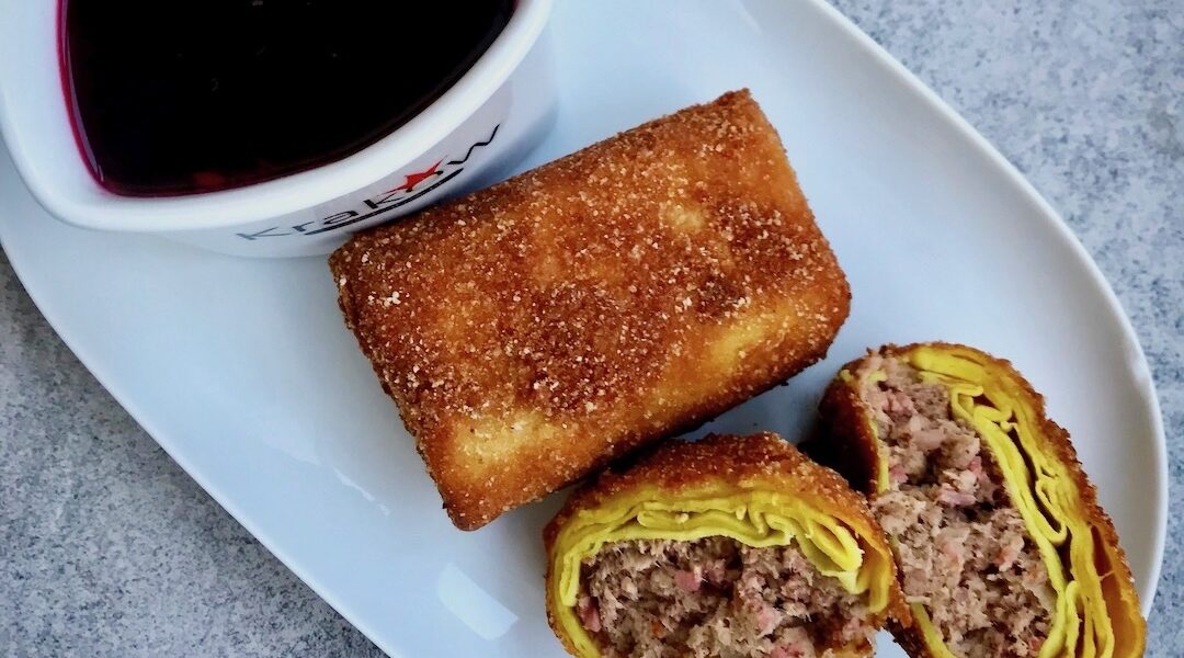 Krokiety z mięsem to wspaniały dodatek do barszczu czerwonego. Naleśniki wypełnione farszem z mielonej gotowanej wieprzowiny z dodatkiem wędzonego boczku, a następnie zawinięte w krokiety, panierowane i smażone.