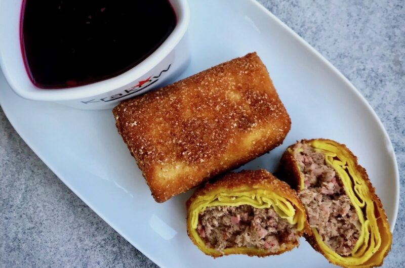 Krokiety z mięsem to wspaniały dodatek do barszczu czerwonego. Naleśniki wypełnione farszem z mielonej gotowanej wieprzowiny z dodatkiem wędzonego boczku, a następnie zawinięte w krokiety, panierowane i smażone.