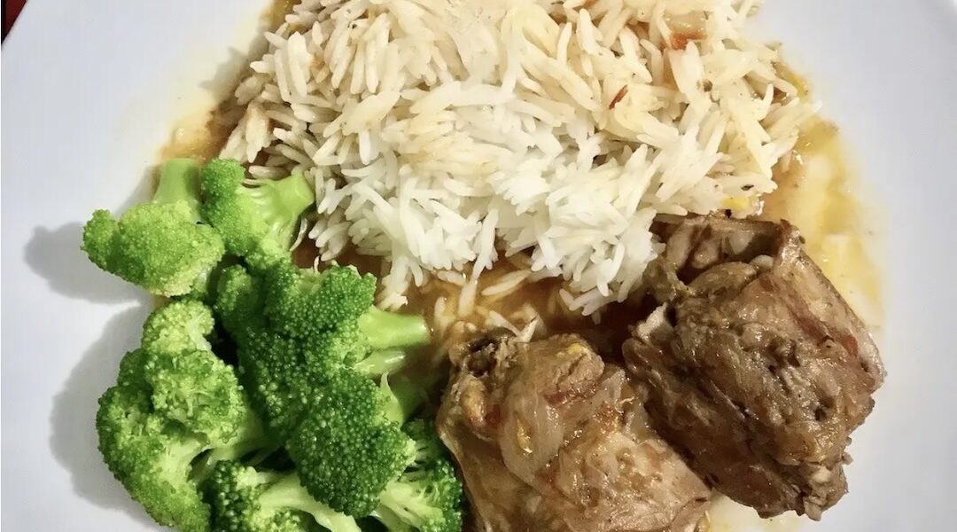 Królik krojony na kawałki duszony z cebulą, pomidorami, czosnkiem i cynamonem w czerwonym winie z dodatkiem mandarynek.